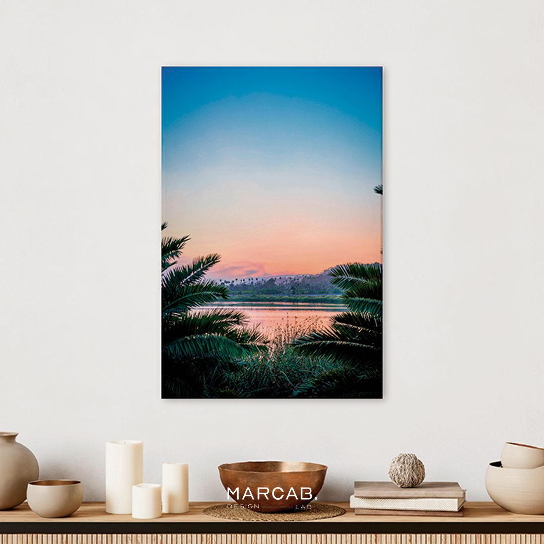 Atardecer sobre agua